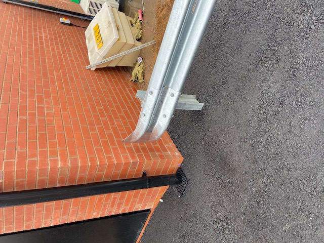 Armco protection barrier around a vehicle route