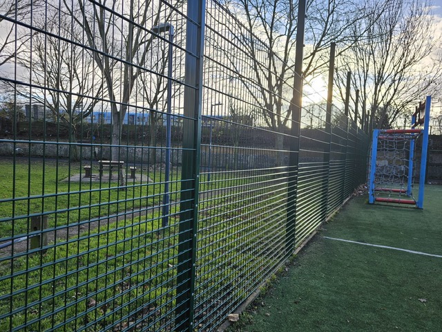 Installed green mesh perimeter fencing