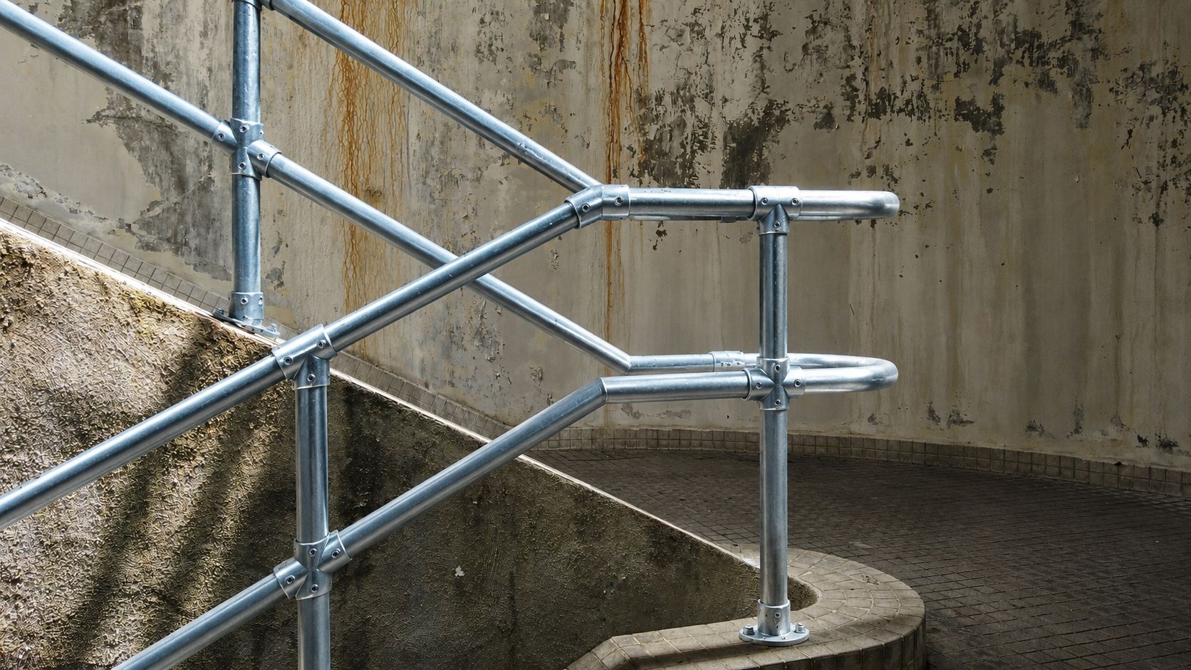 Key clamp handrail installation